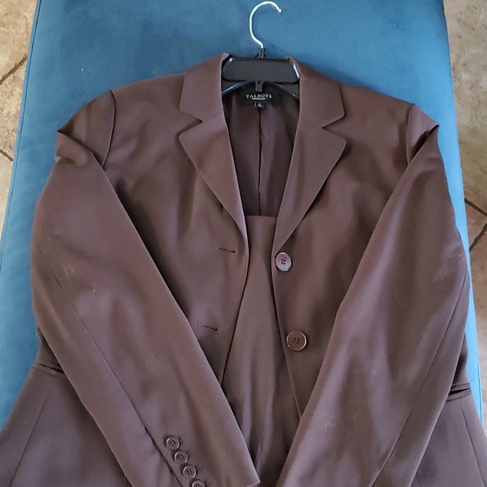 Skirt suit